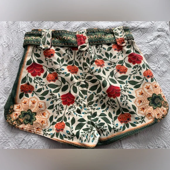 Farm Rio sand tapestry Floral Shorts - Picture 2 of 4